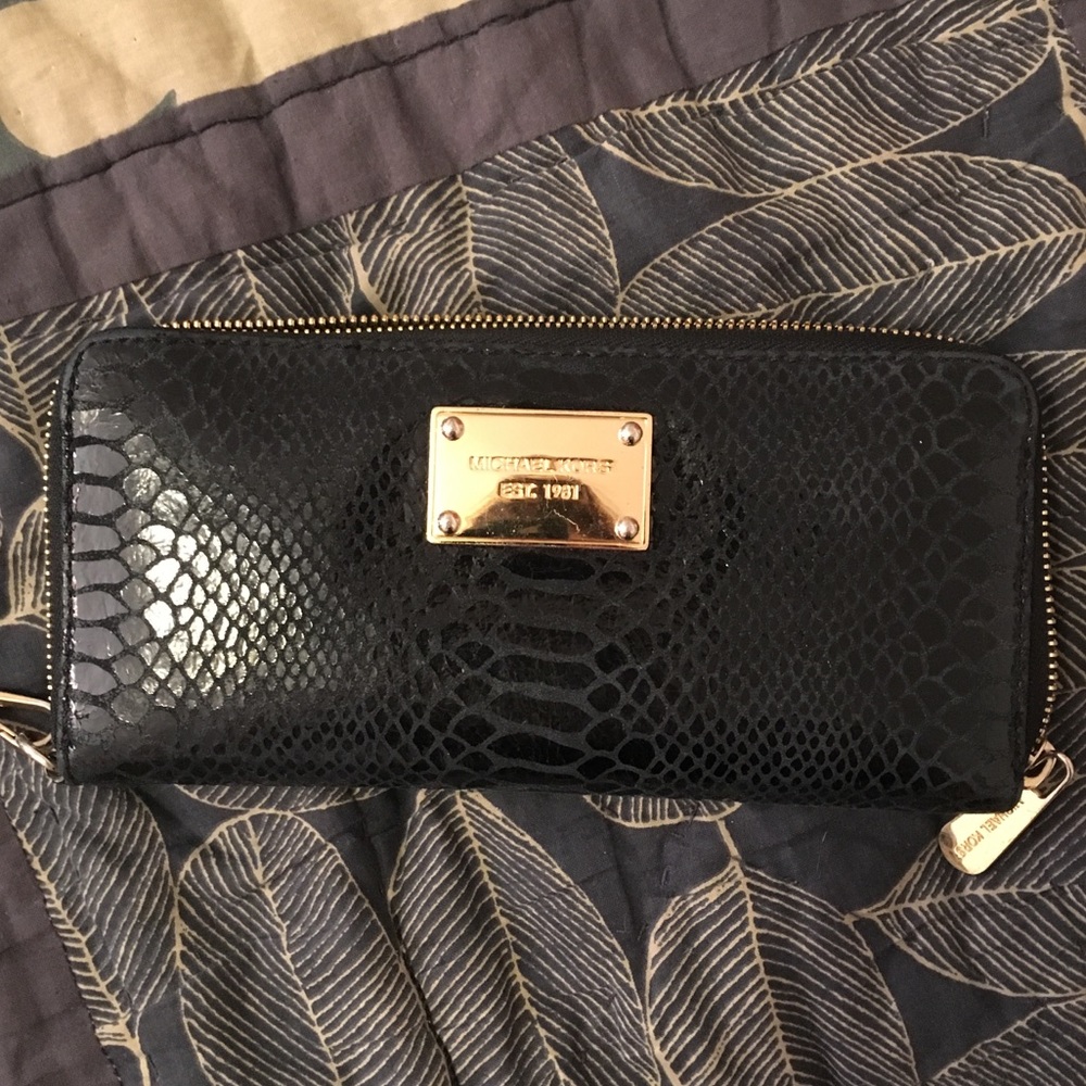 EUC Michael Kors Wristlet